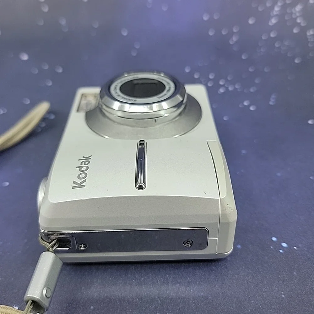 Kodak EasyShare C613 White Silver‎ Digital Camera 3X Zoom 6.2MP TESTED W/ ISSUES